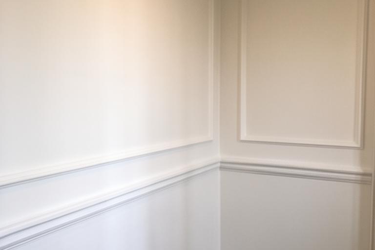 Malerarbeiten in einem Wiener Altbau mit frisch gestrichenen Wänden und sauber abgeklemmten Kanten
